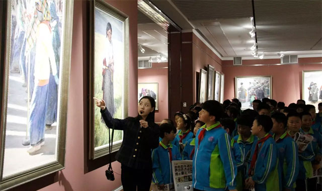 百花小学百余名师生走进阳光美术馆参观学习